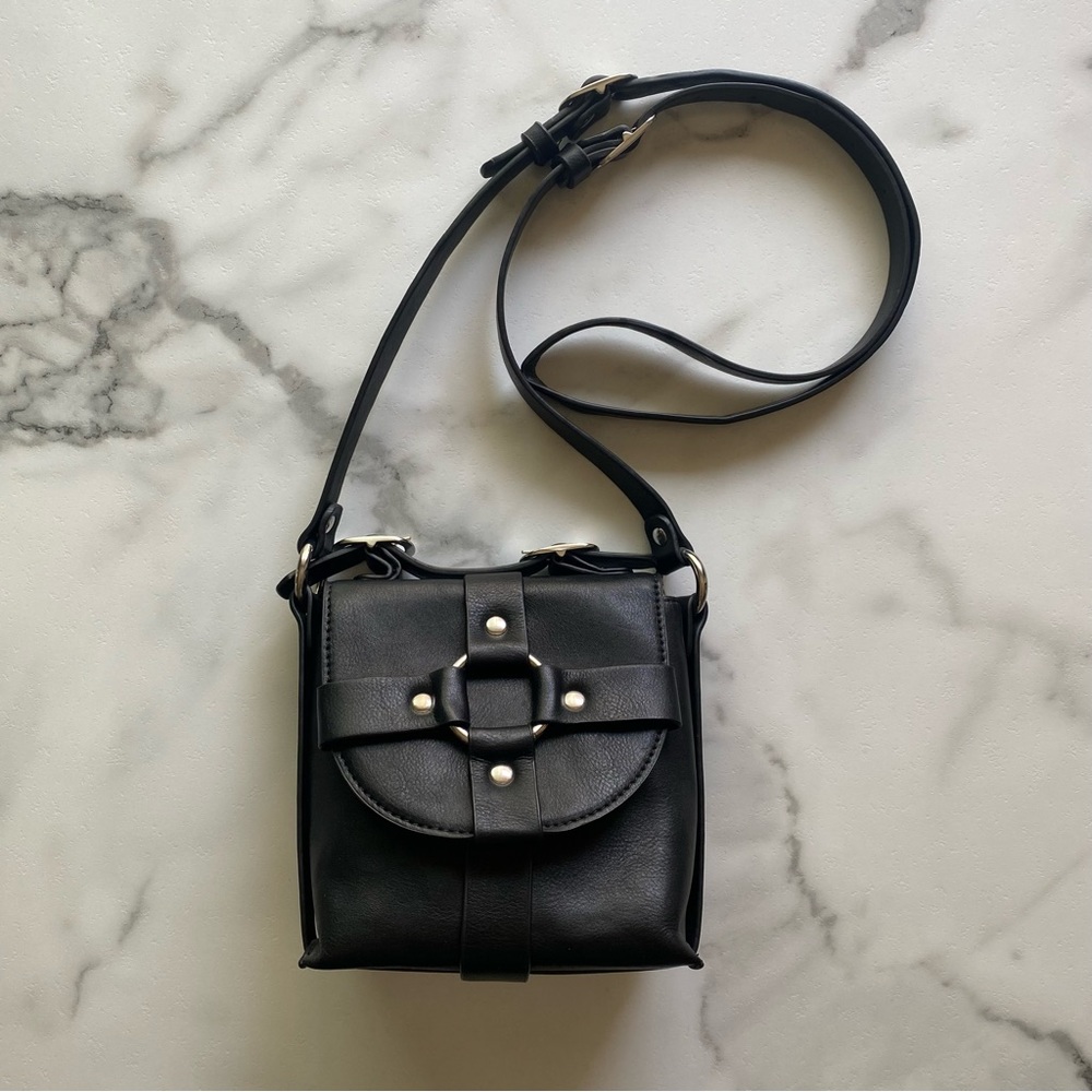 Harness crossbody